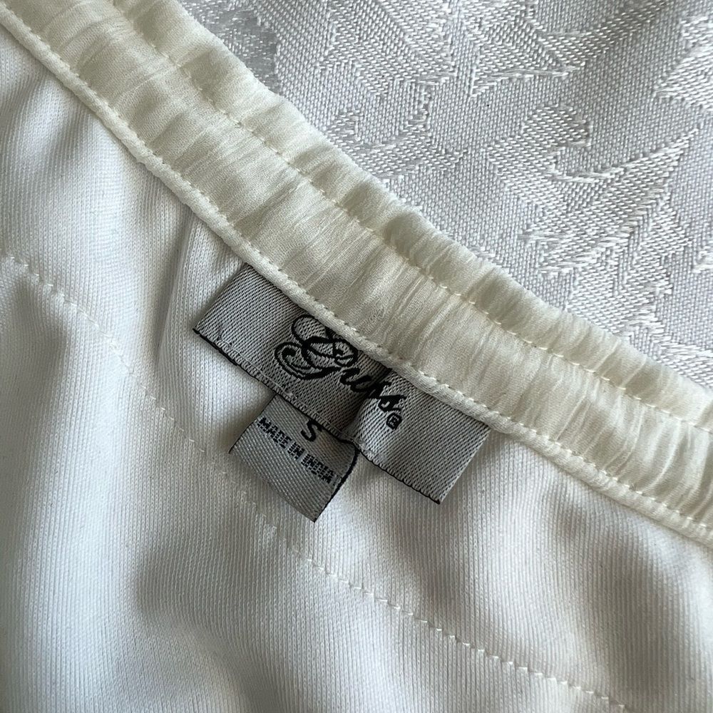 Guess 1 shoulder top. - Picture 3 of 3